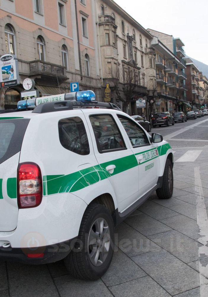 Parcheggia in uno stallo per disabili: multa da 330 euro, rimozione dell'auto e decurtazione di 2 punti sulla patente