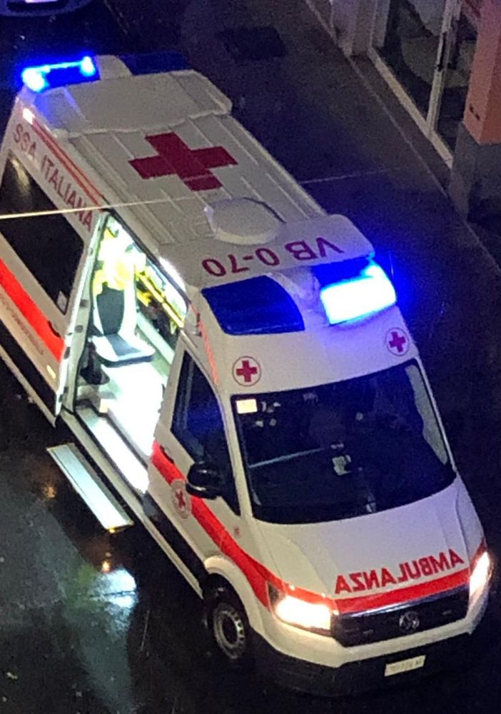 Cade dalle scale con la figlia in braccio, mamma e figlia trasferite a Torino in gravi condizioni