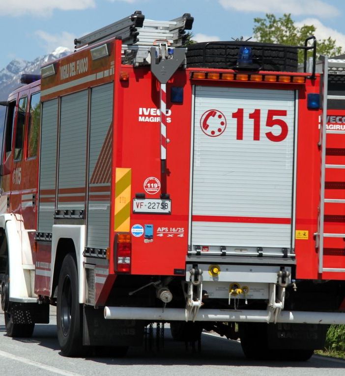 Malesco, auto va sbattere contro il guard rail