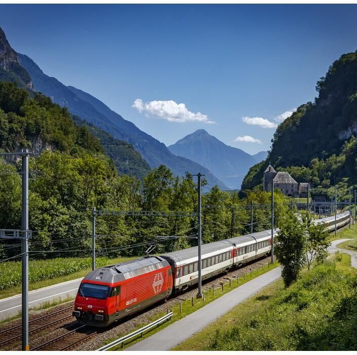 Cede il terreno sotto la linea ferroviaria, bloccato il traffico tra Ginevra e Losanna