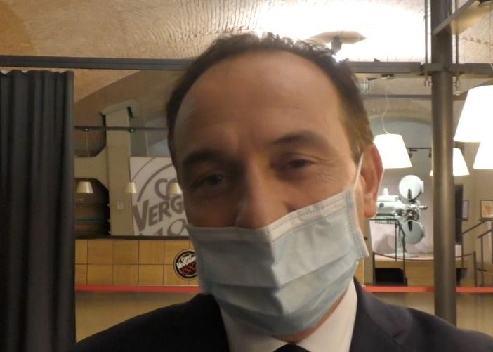 Nuova ordinanza di Cirio, mascherina obbligatoria all'aperto. Il governatore invita a fare tamponi prima dei pranzi e delle cene di Natale