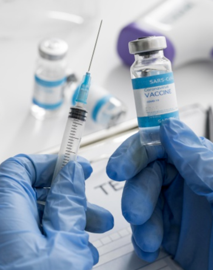 Le farmacie aiuteranno i cittadini nella fase di preadesione per prenotare i vaccini