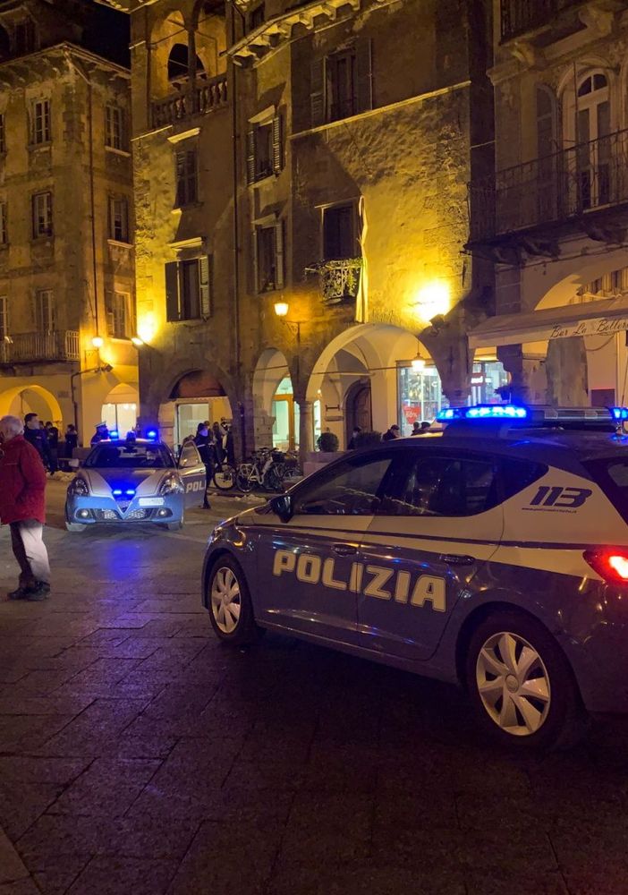 Nella rissa tra minorenni spunta un coltello, ragazzino ferito al collo in centro a Domo
