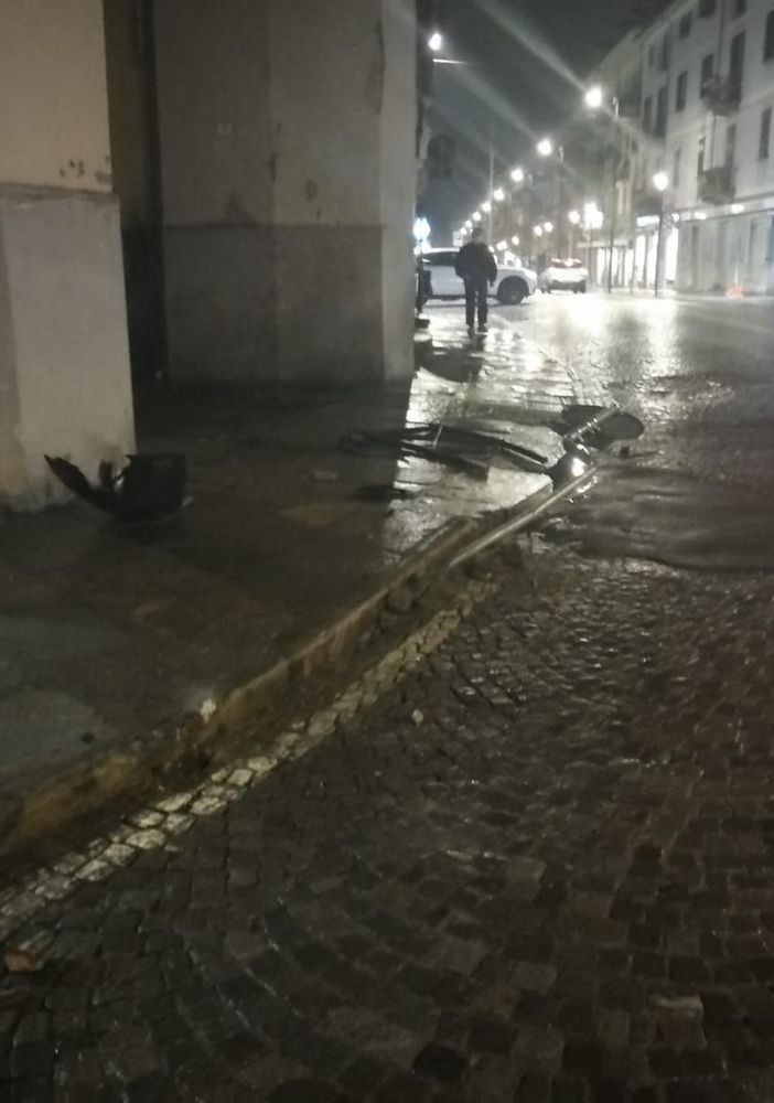 Auto pirata crea il panico in pieno centro a Domo