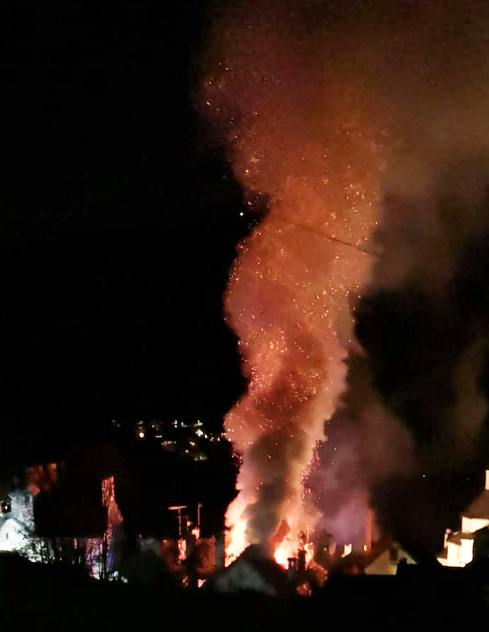 Notte di paura a Craveggia per un incendio in pieno centro paese