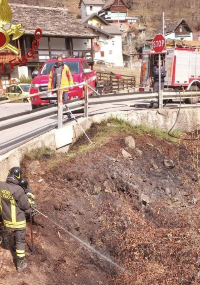 Vanzone, intervento dei Vigili del fuoco per un incendio sterpaglie