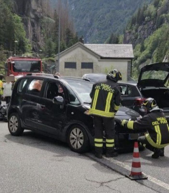 Auto ribaltata al passaggio a livello di Pallanzeno