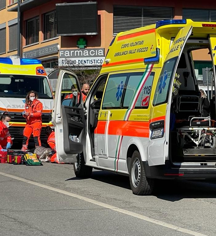 Donna investita mentre attraversa la strada davanti all'ospedale