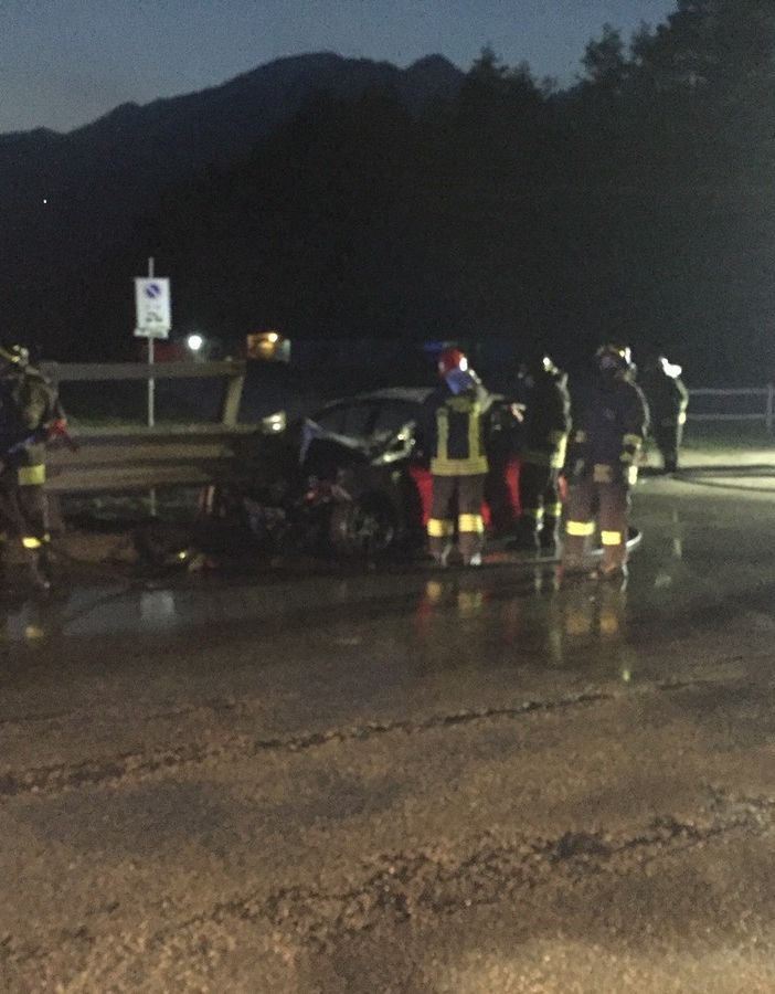 Perde il controllo del mezzo e va a sbattere contro le barriere del ponte, poi l'auto finisce in fiamme