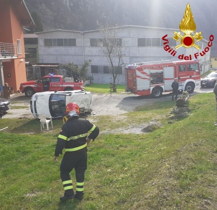 Scontro tra due auto a Varzo: intervengono i Vigili del Fuoco