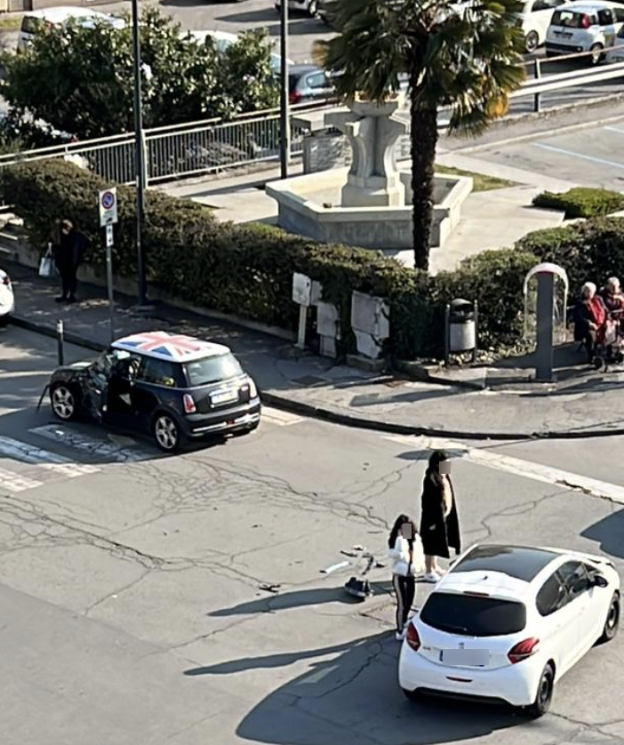 Domo scontro tra due auto in via Romita