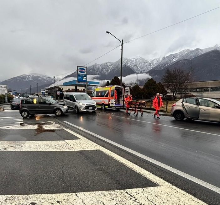 Scontro tra due auto al Villaggio Sisma FOTO