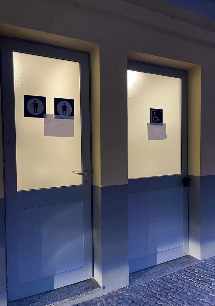 Code a Iselle, un lettore segnala: &quot;Vergognoso che non sia stata riparata la toilette della stazione&quot;