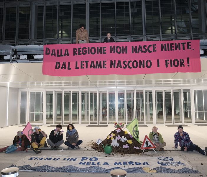 &quot;Siamo ancora nella merda&quot;: scaricati quintali di letame davanti al grattacielo della Regione