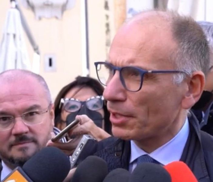 Attesa per l'incontro con Enrico Letta alla Festa dell'Unità
