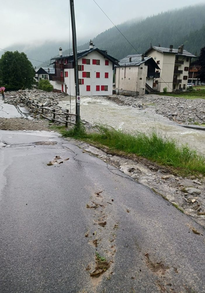 Senso unico alternato nel centro di Macugnaga per ripristinare la strada