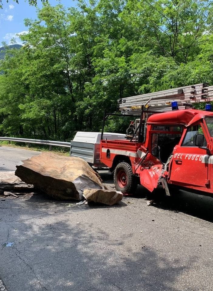 Beura, masso cade sulla carreggiata e colpisce un mezzo dei Vigili del fuoco