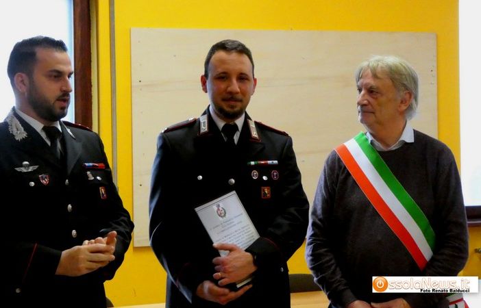 Foto: il maresciallo Sparascio al centro nella foto durante la consegna della targa