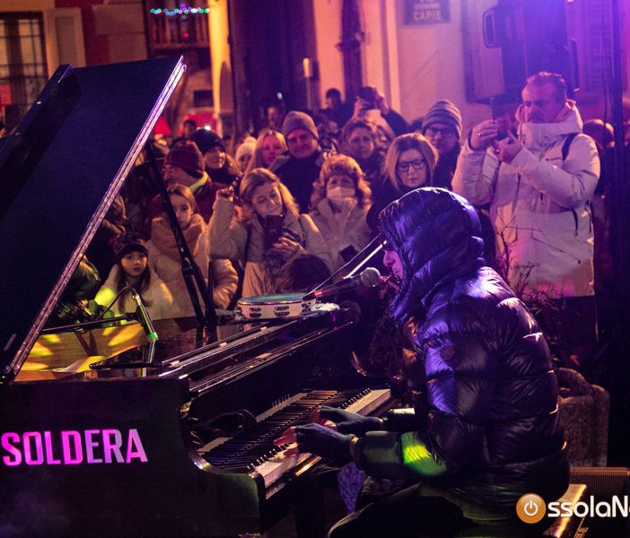 Un successo la prima giornata dei Mercatini di Natale. Piazza della Chiesa gremita per l'esibizione di Alberto Fortis. FOTO
