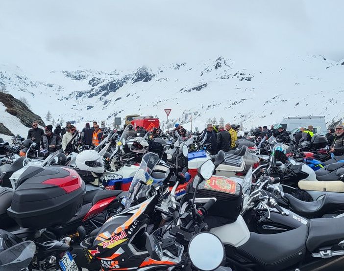 Tante moto al Sempione per la tradizionale benedizione