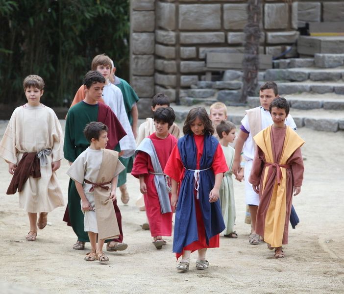 I bambini alla Passione a Sordevolo con il biglietto donato dalla Fondazione CRB