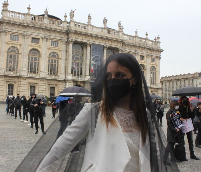 Matrimonio &quot;a lutto&quot; davanti alla Regione: &quot;Dateci una data per ripartire&quot;. VIDEO