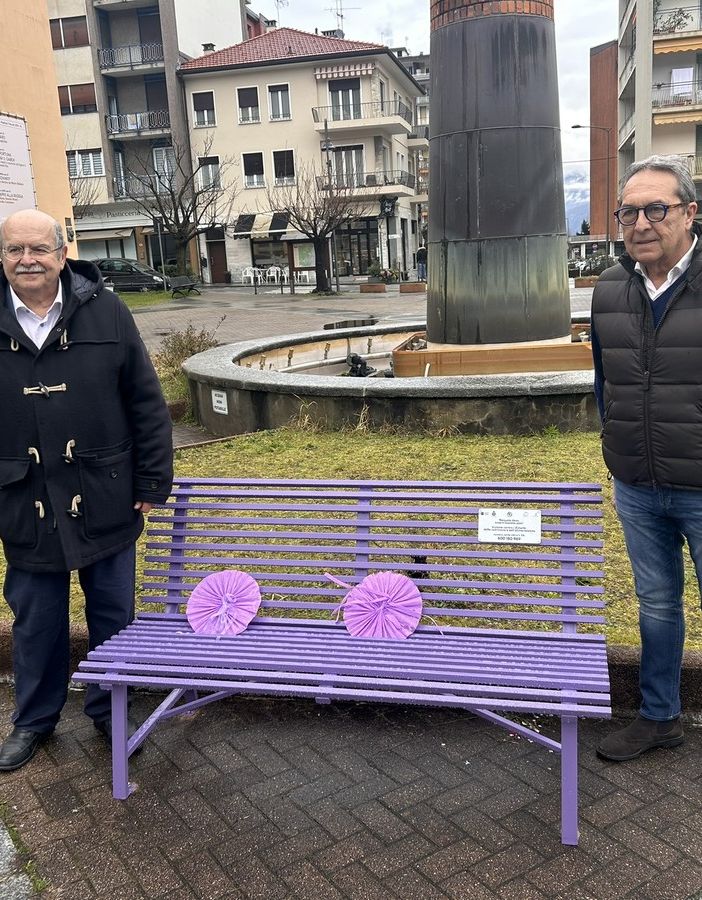 Inaugurate due panchine lilla, simbolo di sensibilizzazione contro i disturbi alimentari FOTO