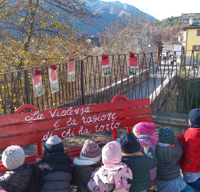 A Santa Maria tre panchine rosse contro la violenza sulle donne