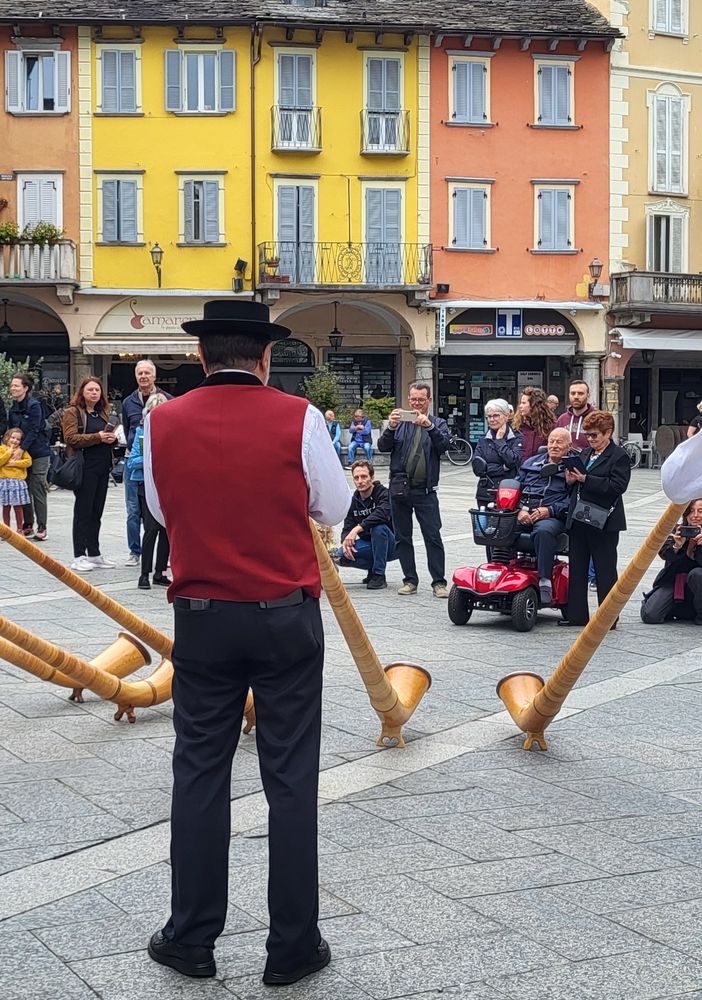 I corni vallesani questa mattina in piazza Mercato
