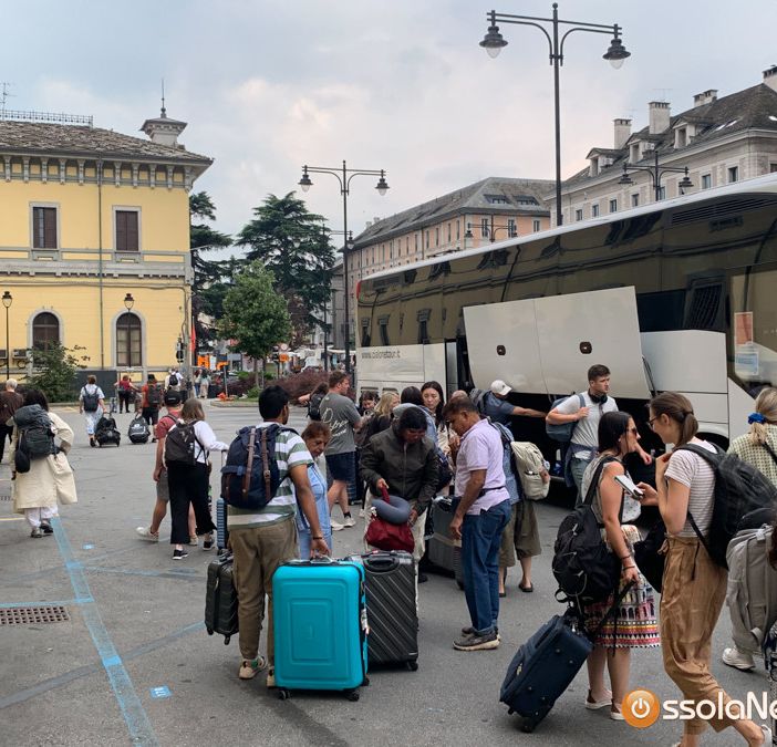 Ferrovia interrotta e strade in pessime condizioni: l’impresa dei viaggiatori tra Domodossola e Milano FOTO