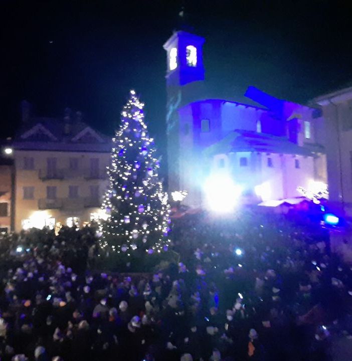 L'albero di Natale di Santa Maria è stato acceso, al via gli eventi dei tanto attesi Mercatini FOTO E VIDEO