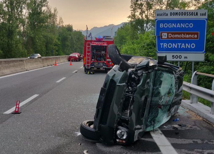 Scontro tra due auto in superstrada, ferite tre persone