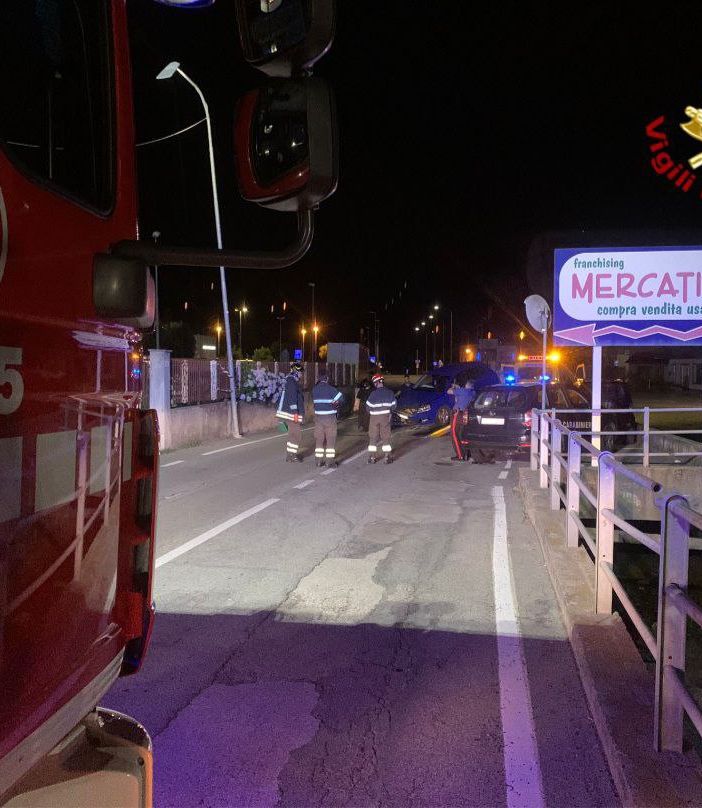 Abbatte un palo della luce con l'auto, intervento dei Vigili del fuoco