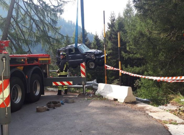 Precipita con l'auto in un dirupo, morto uomo di 83 anni