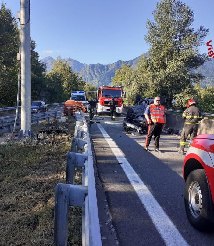 Auto urta contro lo spartitraffico e si ribalta allo svincolo di Domo