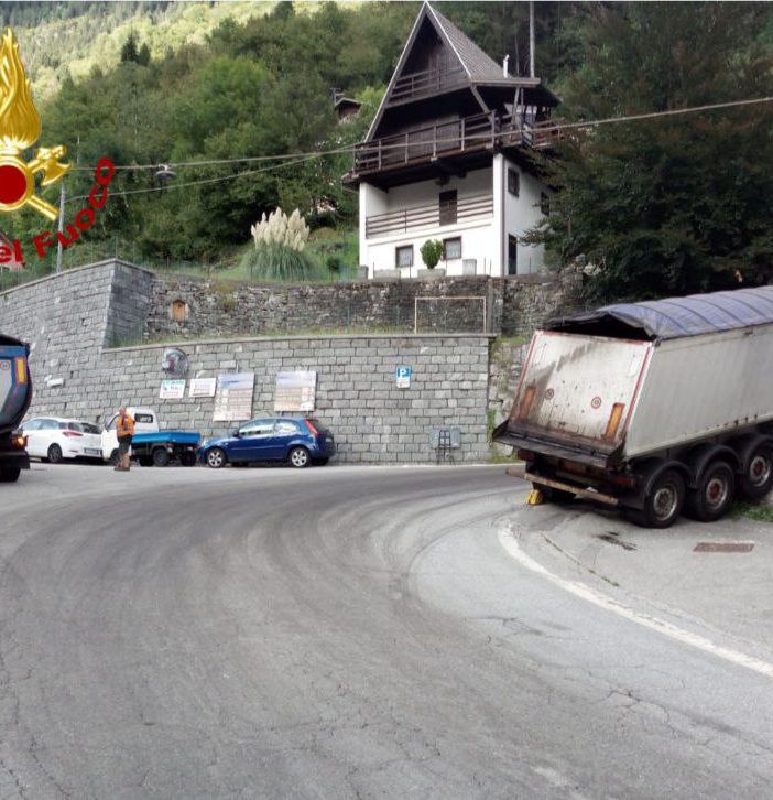 Tir si 'incastra' in un tornante a Baceno