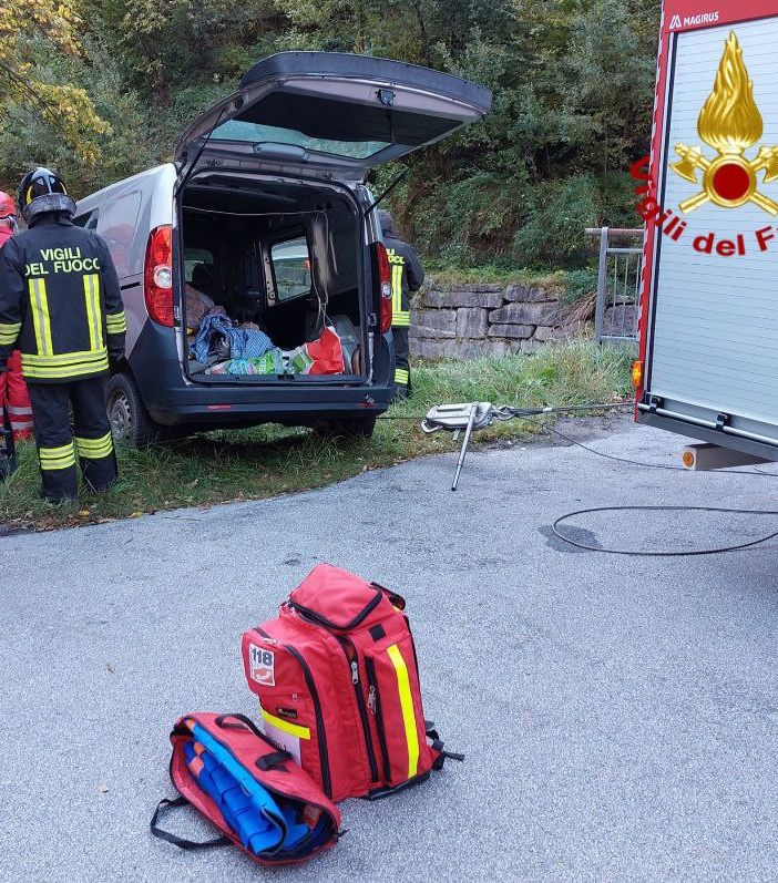 Scende dall'auto ma rimane incastrato con il piede e finisce contro una casa