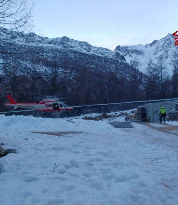 Alpe Fillar, l'elicottero dei Vigili del fuoco recupera due escursionisti in difficoltà