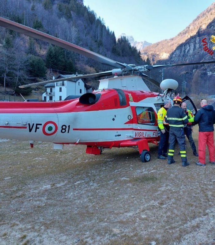 Elicottero Drago recupera 3 rocciatori e 5 escursionisti smarriti in valle Antigorio. VIDEO