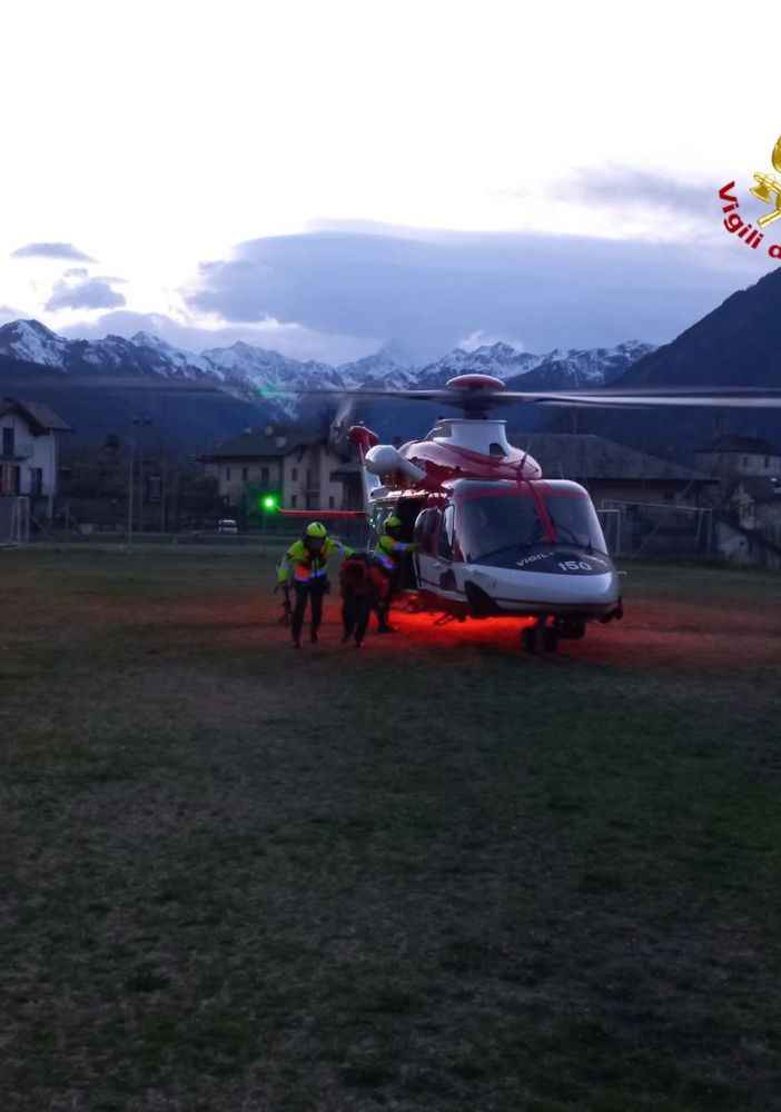 Perde uno scarpone nella neve e rimane bloccato in quota con i compagni, recuperato dall'elicottero dei Vigili del fuoco