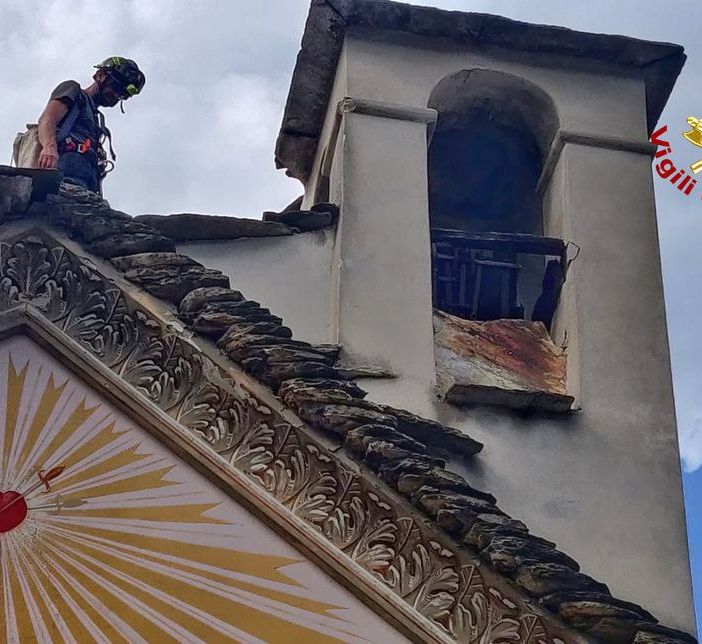 Torre del campanile della chiesa di Santa Marta a Vogogna danneggiata da un fulmine