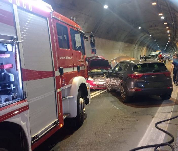 Scontro fra due auto nella galleria Montecrevola