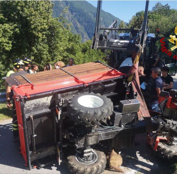 Si ribalta e rimane schiacciato dal trattore, grave un 63enne