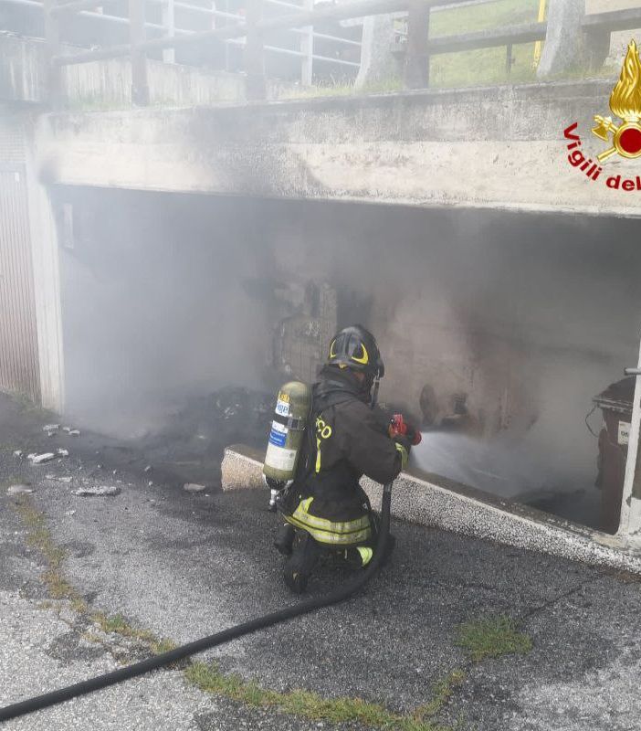In fiamme i cassonetti dei rifiuti a Vagna, danni ad una centralina elettrica