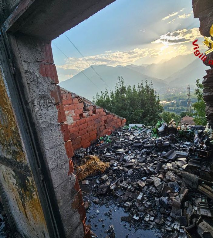 Trontano, fabbricato rurale distrutto dalle fiamme