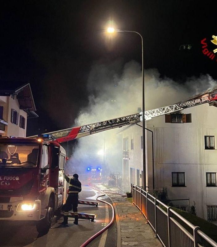 Tetto in fiamme a Baceno, l'autoscala è dovuta intervenire da Verbania   FOTO