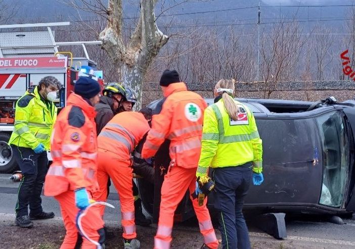 Auto si ribalta tra Ornavasso e Migiandone, ferito 82enne