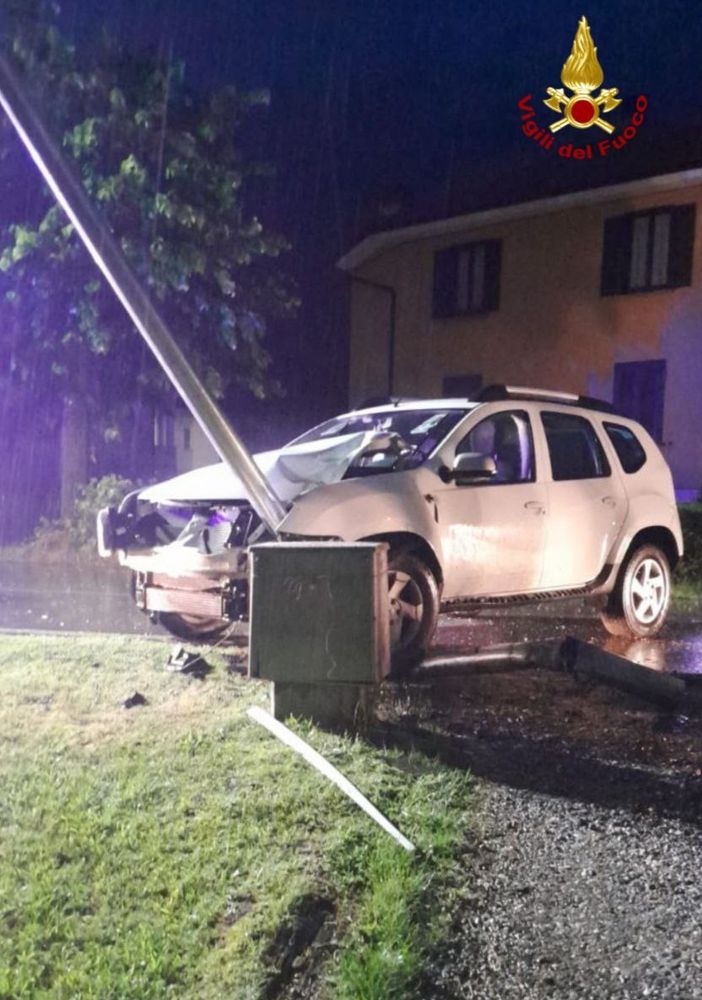 Pieve, auto va a sbattere contro un palo della luce. Nessun ferito