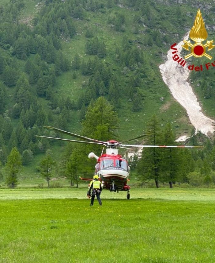 Due escursionisti e il loro cane salvati dall'elicottero dei vigili del fuoco a Devero