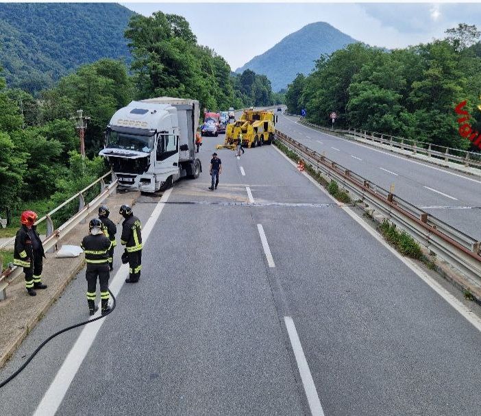 Camion va a sbattere in superstrada, disagi al traffico